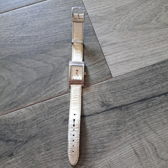 Tommy Hilfiger women's watch white band *needs new battery * - Picture 2 of 6